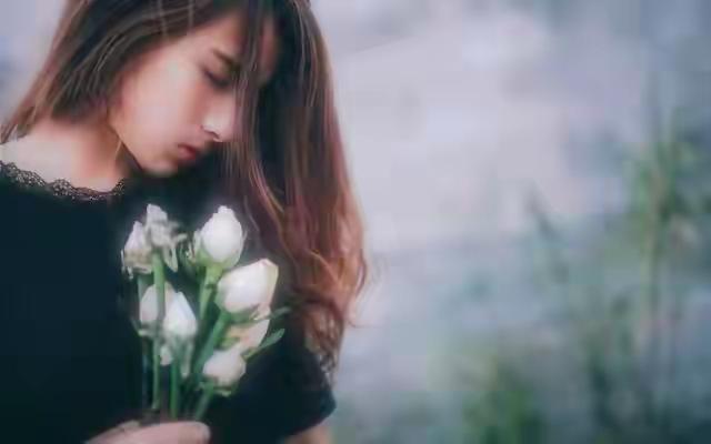 你有没有躲在被子里偷偷哭过

凌晨三点，手机屏幕的光映着湿透的枕头。

成年人的