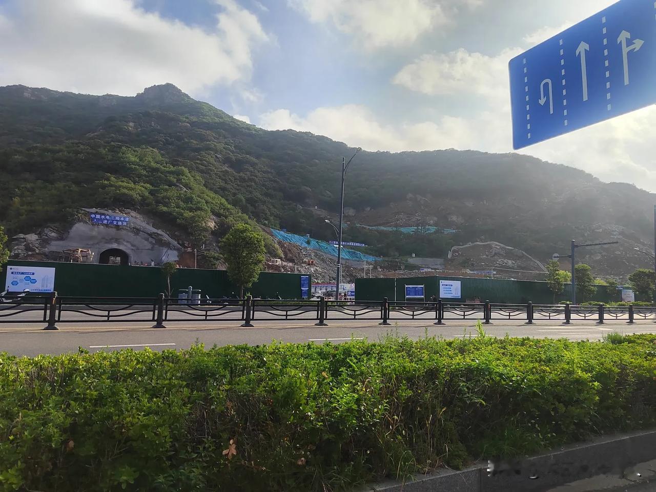 连云港的雅江水电工程正稳步推进

感谢网友提供现场照片。

连云港近几年大项目建