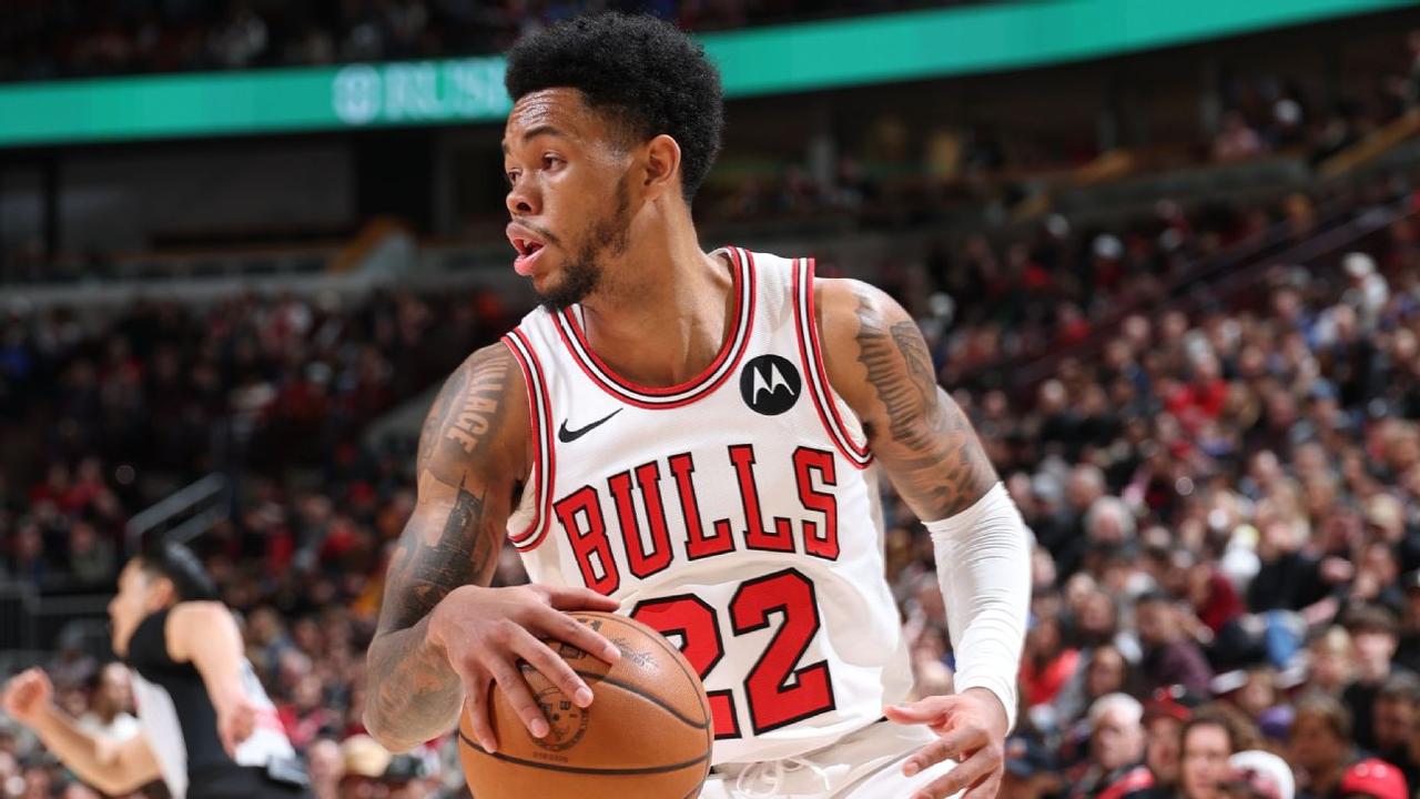 据主帅比利·多诺万透露，安芬尼·西蒙斯将于周一对左手腕进行影像检查，并会面手部专