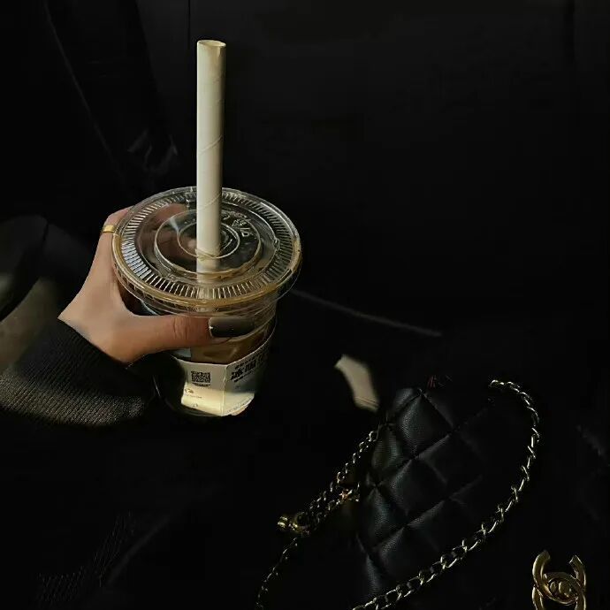 他总有认识不完的异性 我也是其中最难缠的一个 ​​​