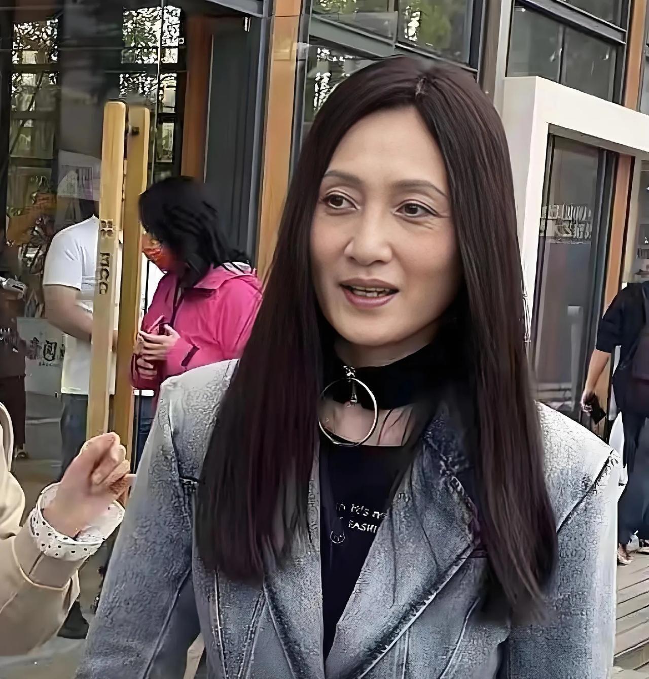 美人迟暮，64岁的林芳兵变化太大，不敢认了！

首先有一点疑问，资料显示林芳兵6