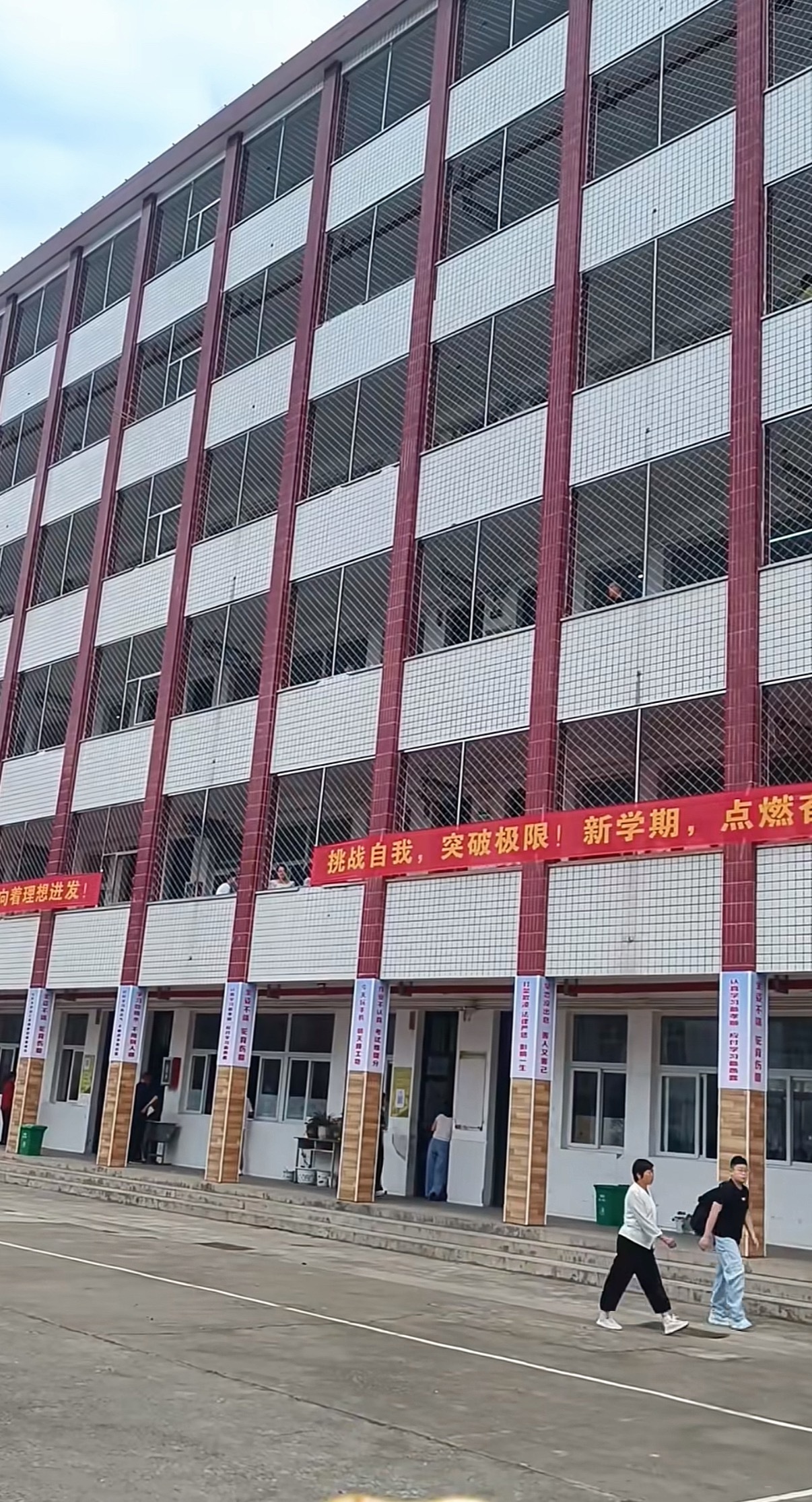 每当经过校园门口，看到那些防护网拦栅，我就怀疑这是不是学校，学校估计也是没办法，