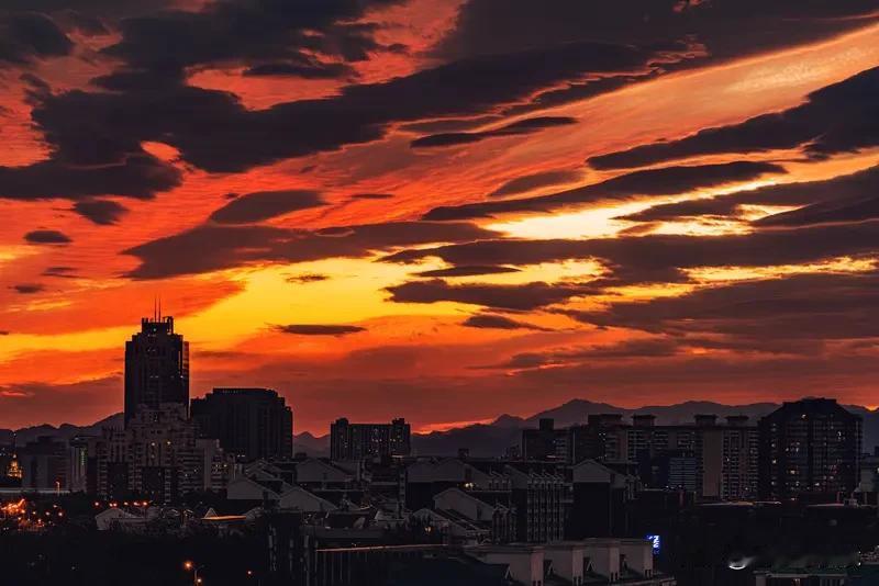 看到“可以分享一张你拍的天空美照吗”这个话题，我就想到5月14日北京傍晚那绝美的