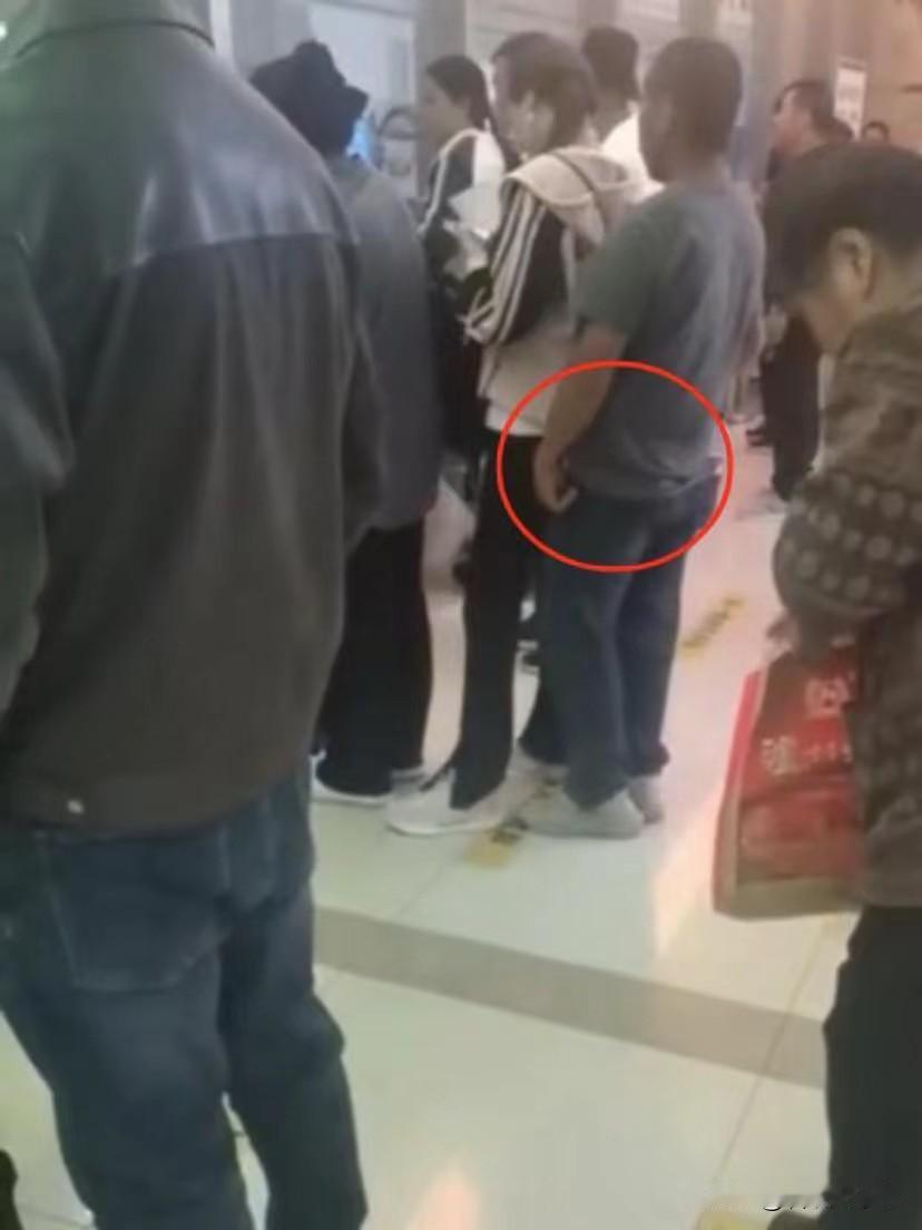 “太猥琐，我接受不了”！河北保定，一男子在医院排队，偶然发现旁边一名女子遭到后方