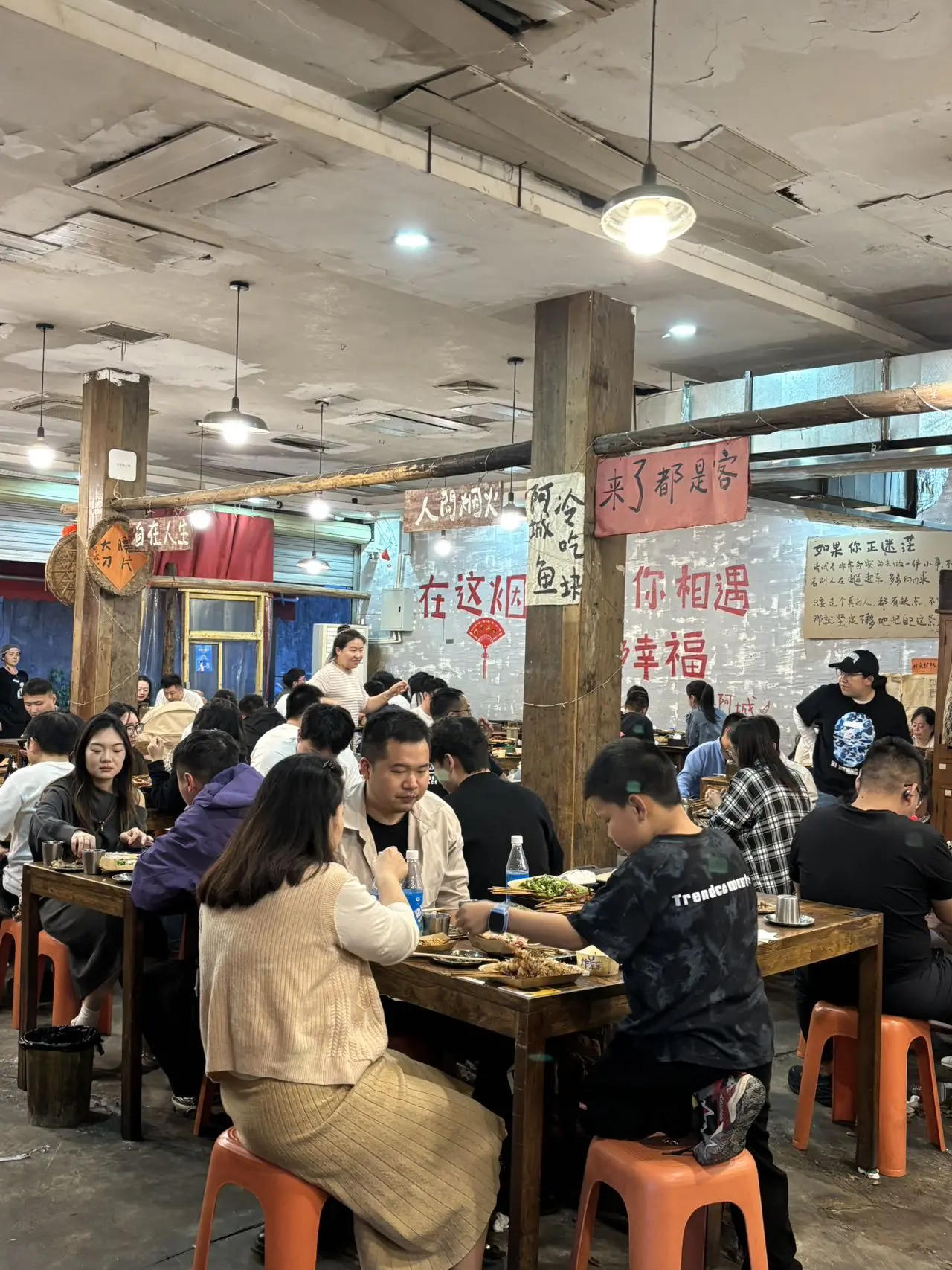成都夏日烟火气｜东郊记忆独栋户外烧烤店。成都的夏天，总少不了炭火烧烤的...