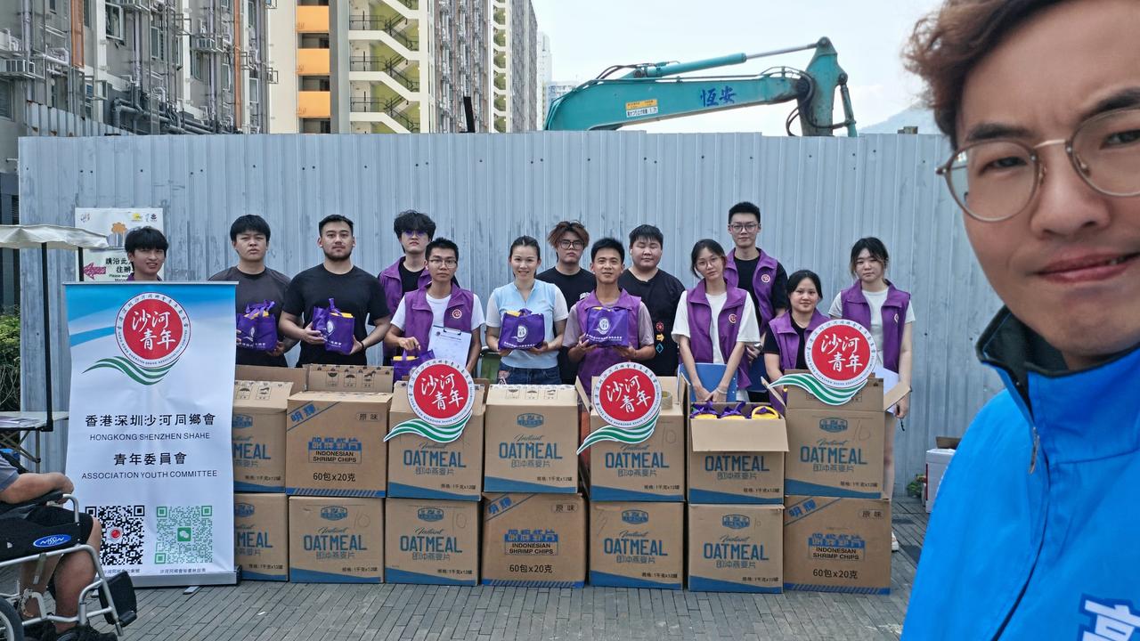 《庆祝香港回归29周年爱心福袋活动》

高Sir週日继续在启德为街坊服务，下午与