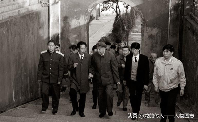 1990年11月，华国锋在湖南(左一为曹万贵)。
