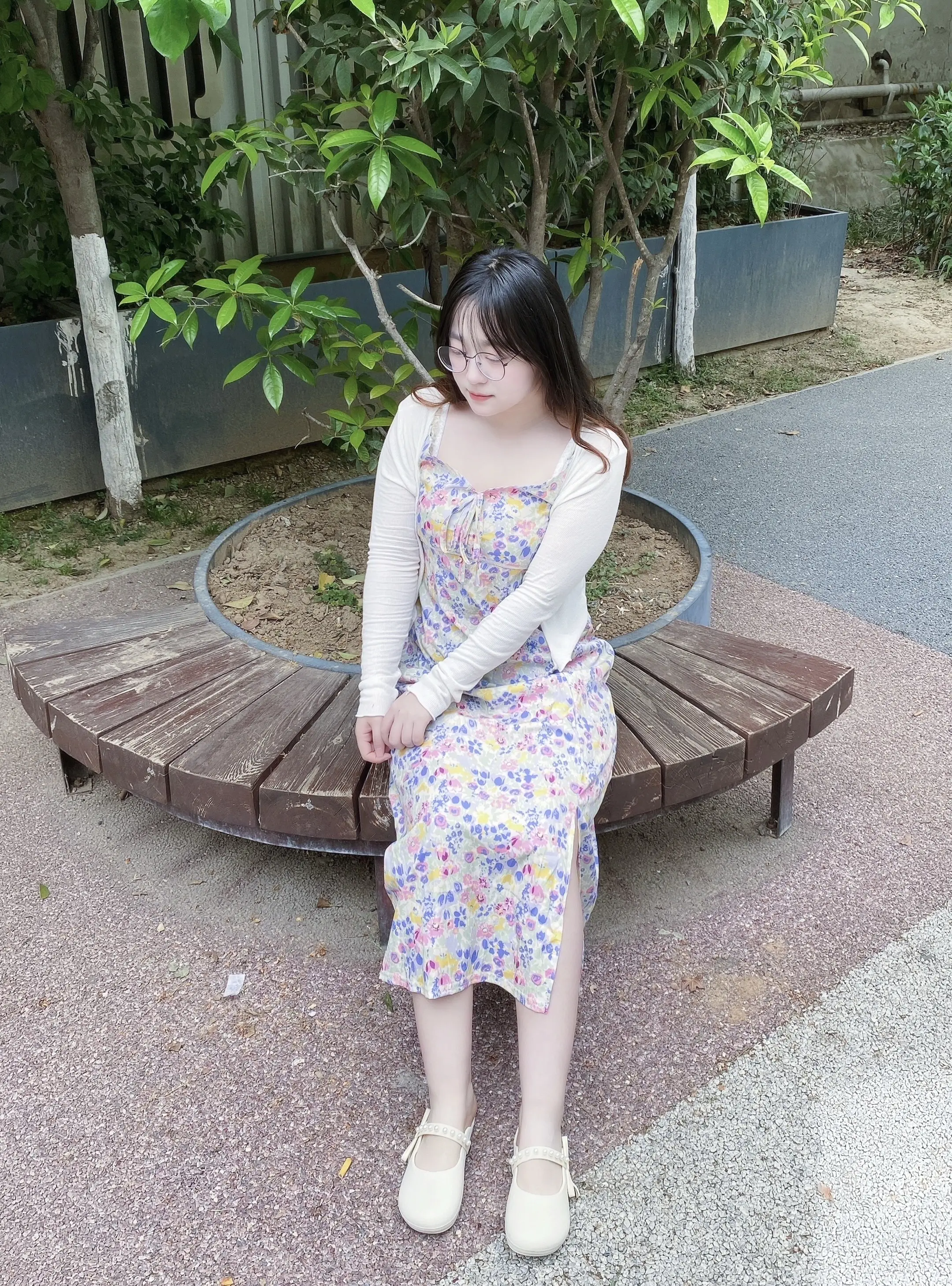 不是一见钟情 是第一天没穿碎花裙。