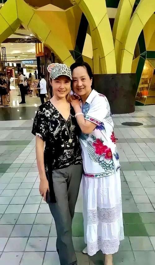 不比不知道，一比吓一跳！
姜黎黎一直被丈夫汪宝生捧在手心，跟着他满世界旅行，整个