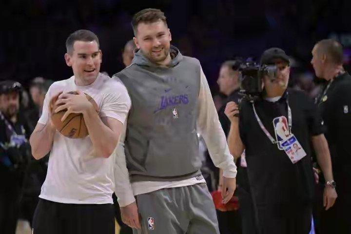 NBA取消了东契奇的第16次技术犯规，他可以出战对阵活塞的比赛。
东契奇上周五向
