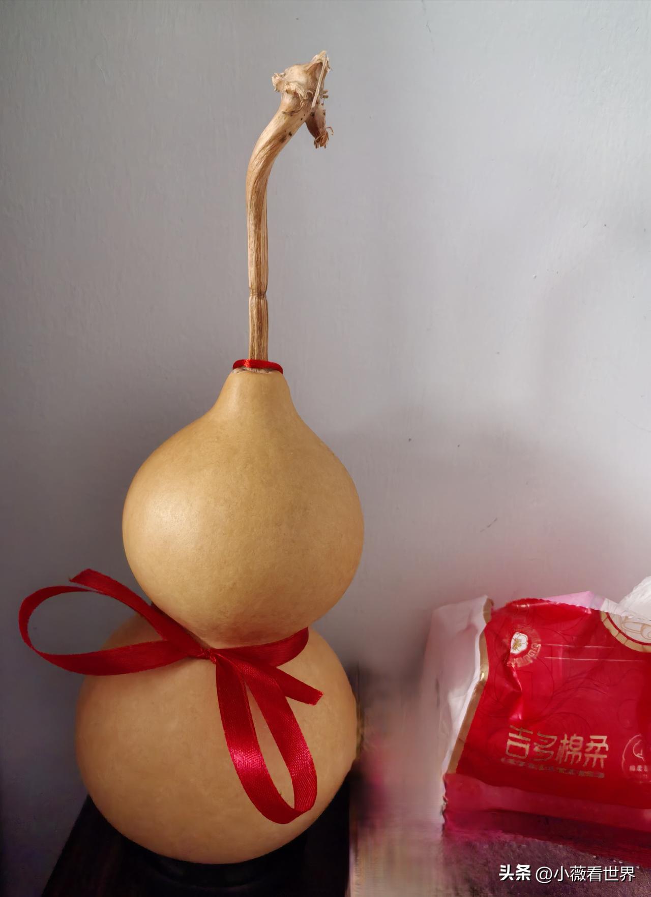 我家某人买买买，这不家里又来新玩意了！

图1和3是两个葫芦，图2的两条小金鱼，