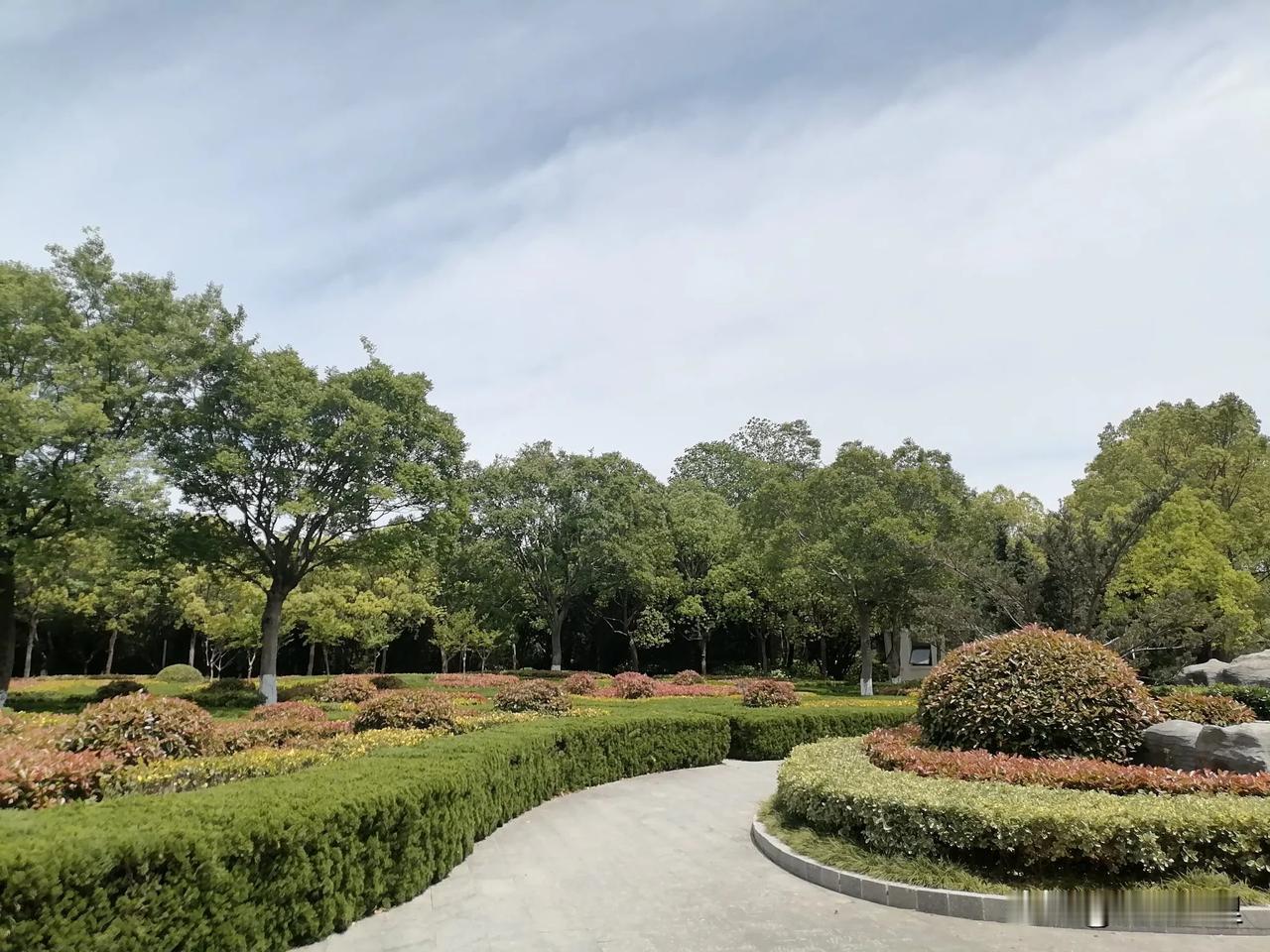游启东紫薇公园
2025 04 29
乙巳暮春江海边，
山山水水尽情玩。
昨天刚