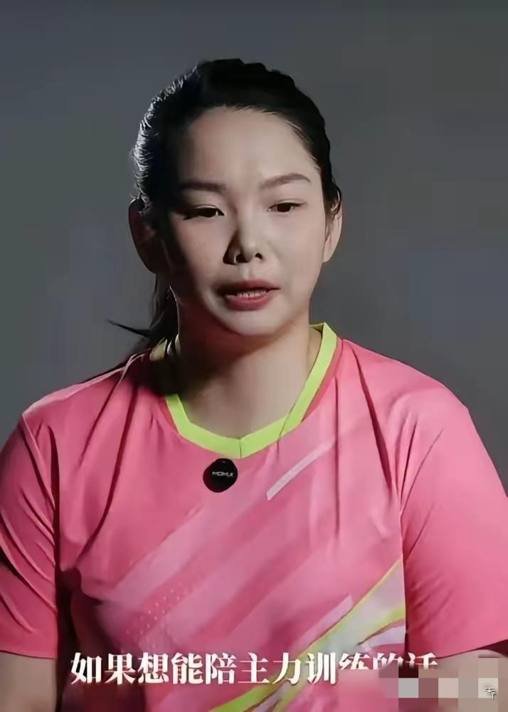 孙颖莎夺冠后，第一个冲过去抱住的人，不是教练马琳。
而是那个为了模仿伊藤美诚，当