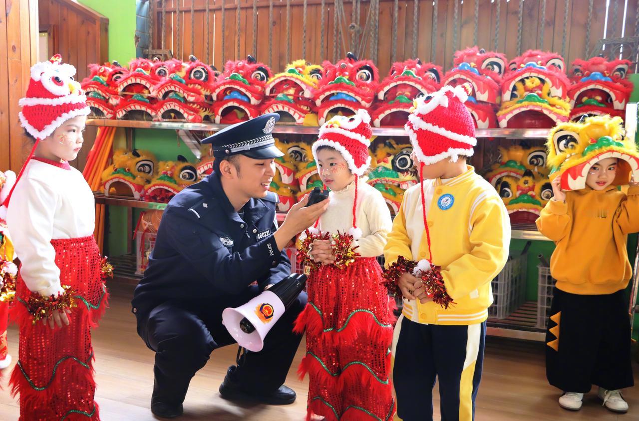 锦尚所民警走进辖区幼儿园与萌娃游戏互动，传授安全知识。警用喇叭、对讲机、头盔、警