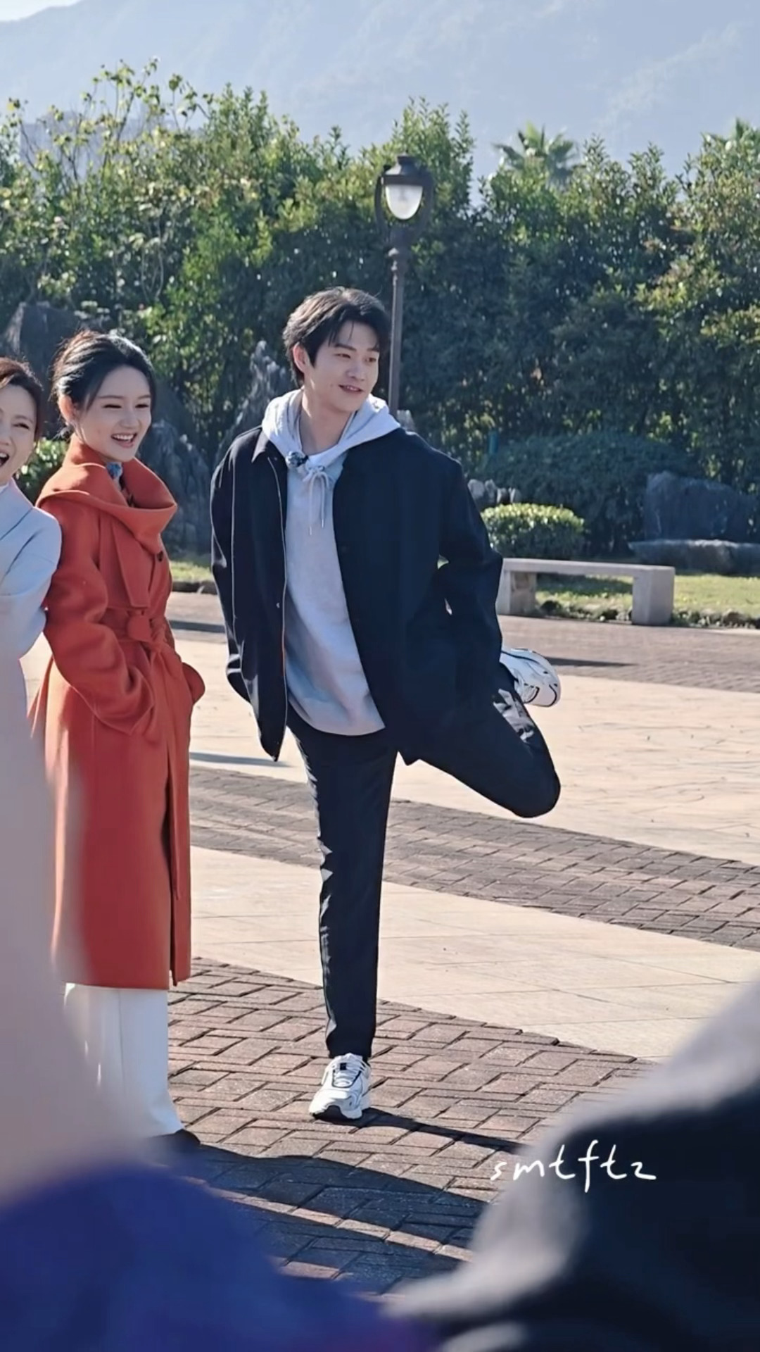 好活泼的翘脚小狗，萌之！！！！！魏大勋翘脚拍照