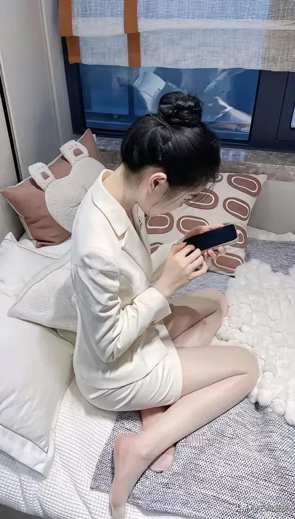 今日下午四点，这位女孩带着哭腔正在打电话：喂，王总你现在在哪里呀？本人今天卖一箱
