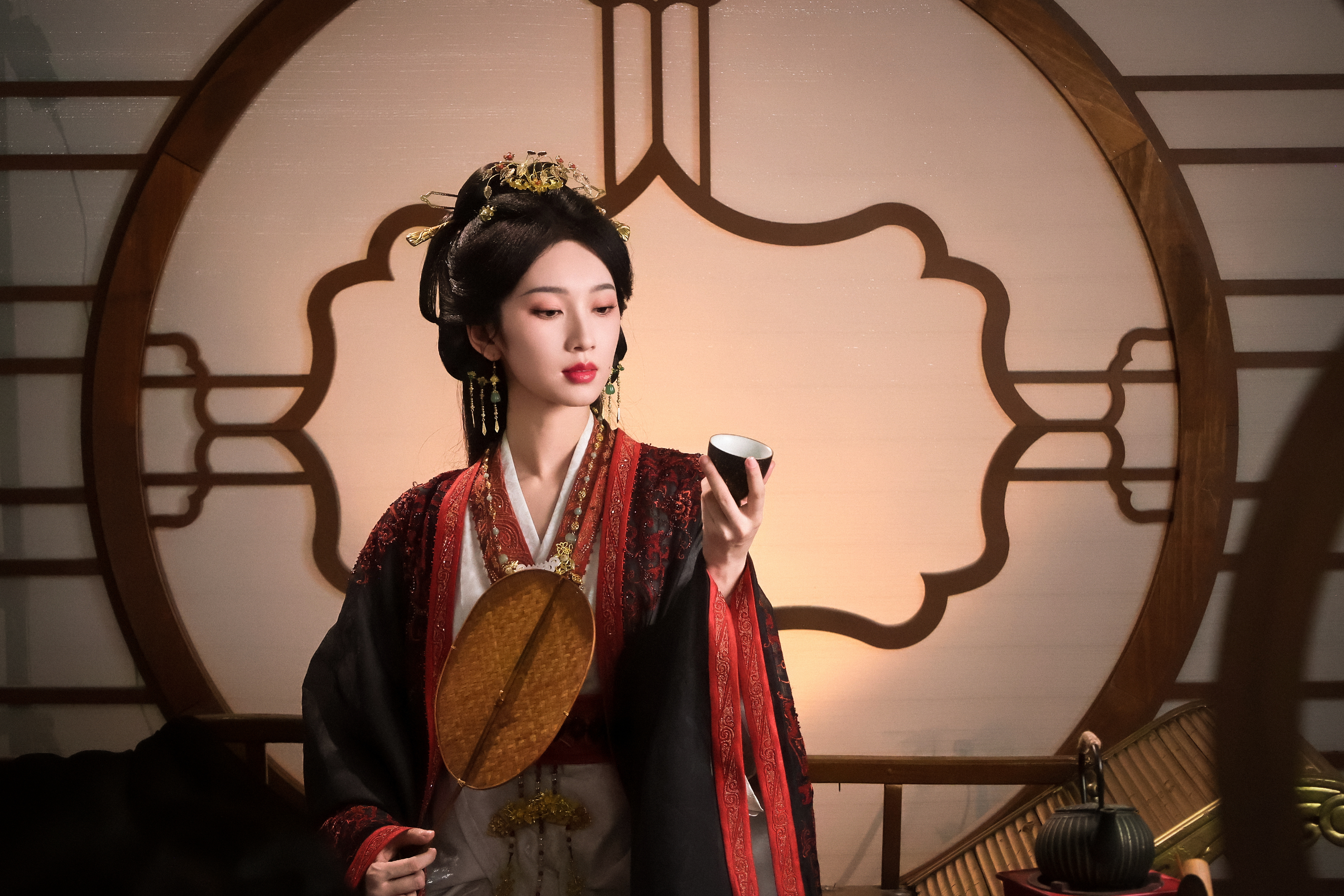 这套成熟好看～～～[哇][哇][哇]刘令姿 《桃花映江山》孟蓁蓁剧照-红黑 ​​