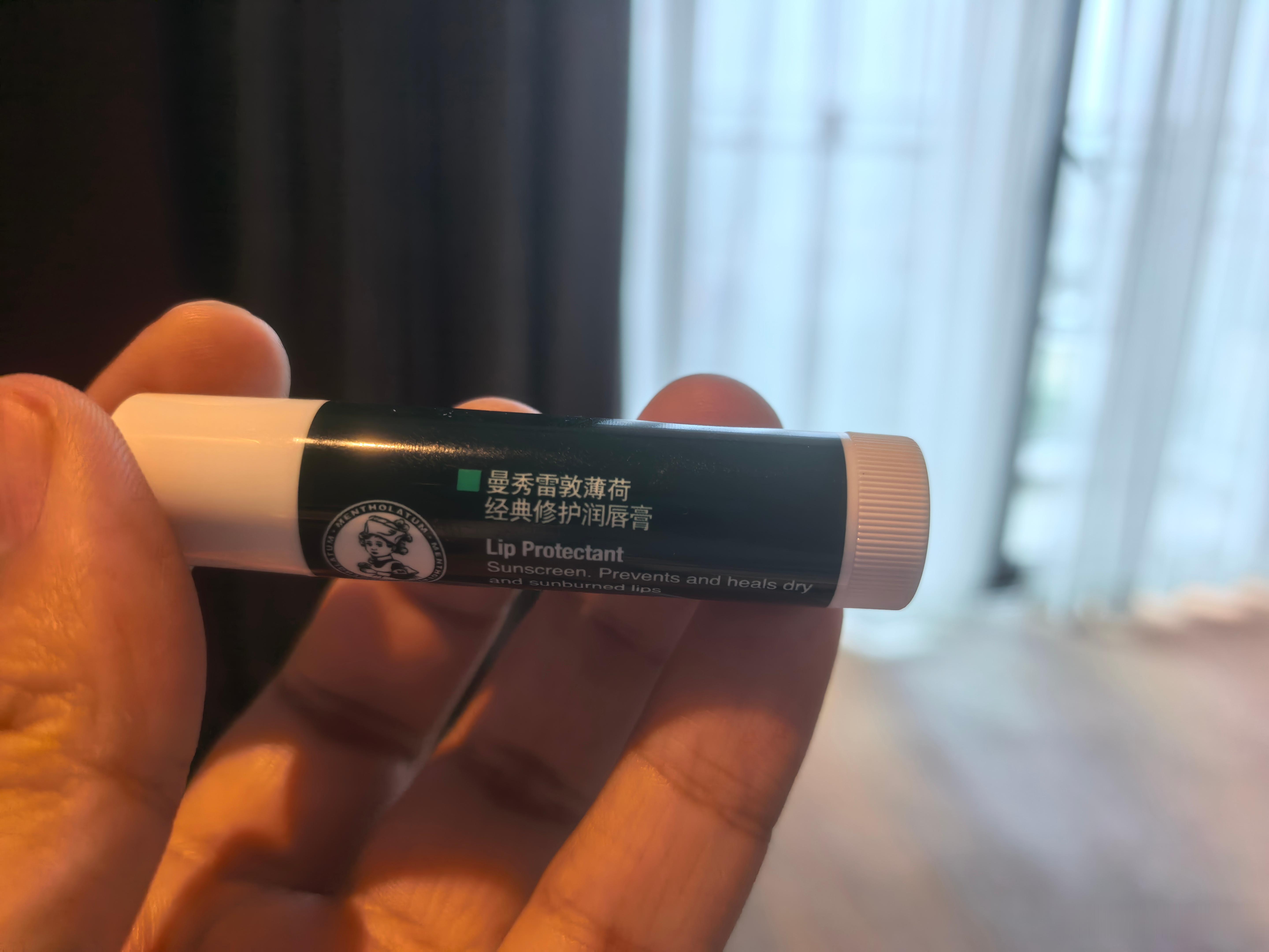 嘴唇干裂难受，用过几个唇膏都没啥作用，就曼秀雷敦这个舒服点