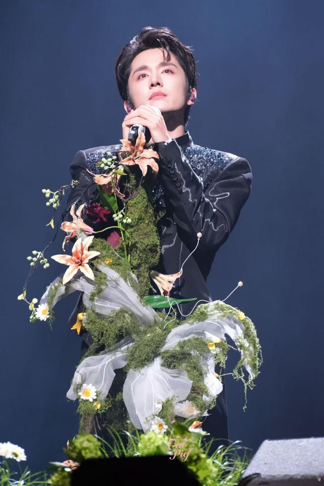 张新成翻唱不等于敷衍舞台诚意拉满 张新成用一场高质量演唱会证明：诚意和专业从来不