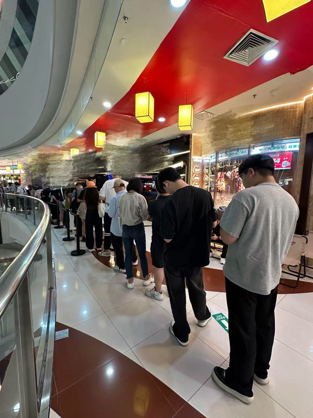 上海人排起队来有多夸张 新店开业，上海人用排队表达热爱。商场门一开，人群就涌向烤