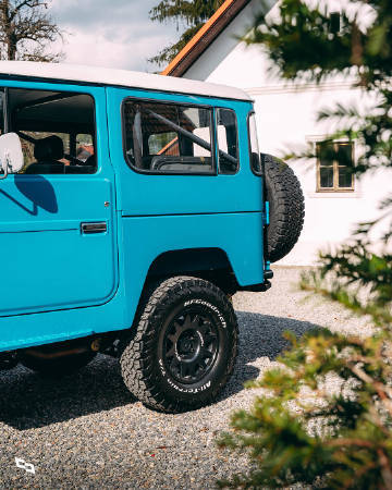 丰田兰德酷路泽 FJ40 堪称硬派越野界的传奇。1960 年诞生至 1984 年