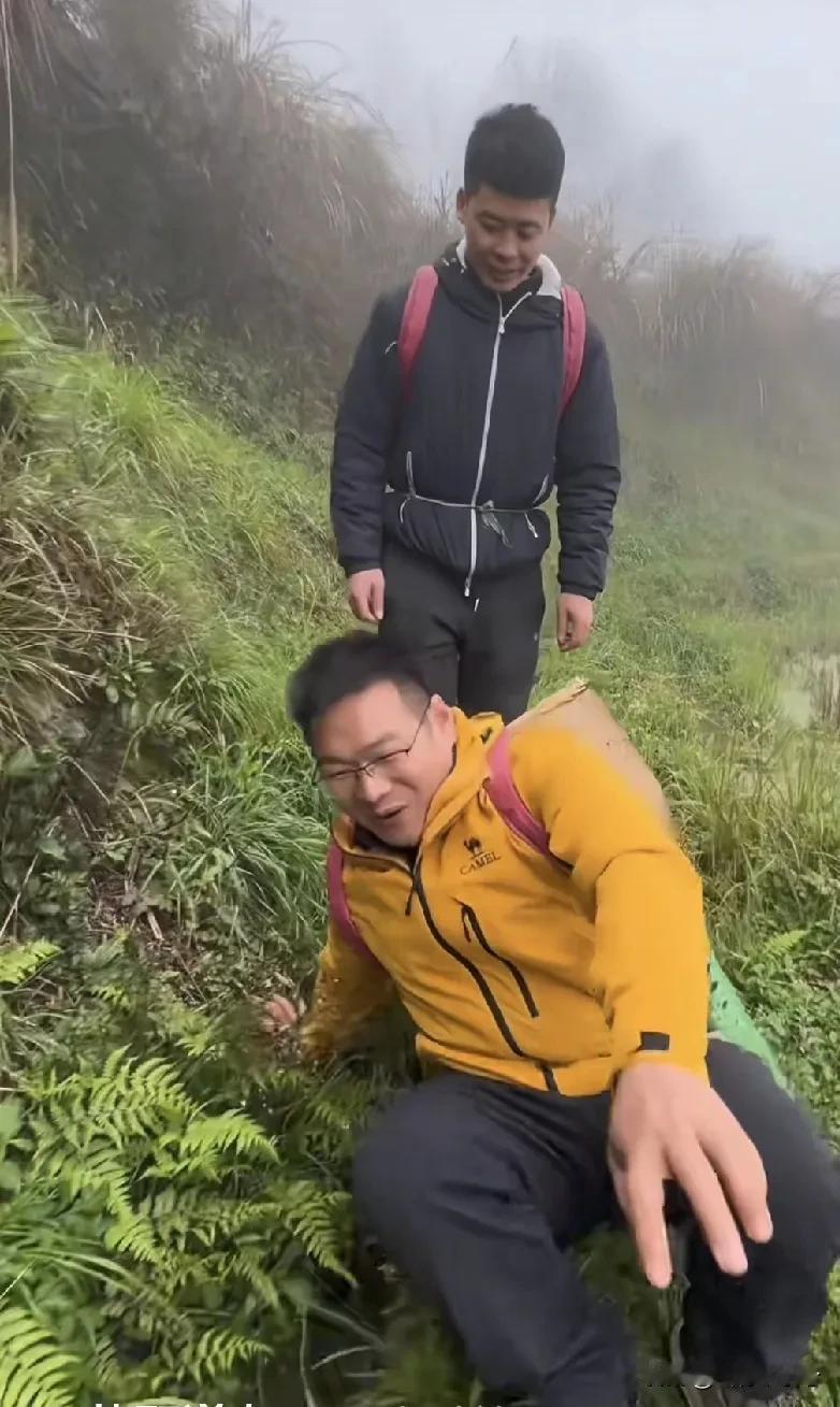 当41天无火生存的道友遇上荒野求生第一届冠军杨冬冬，他两能钻木取火擦出火花，却擦