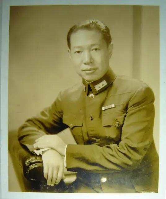 1954年，张群对蒋介石说：“熊式辉给我来信了，说在外面过得不如意”。蒋介石听后