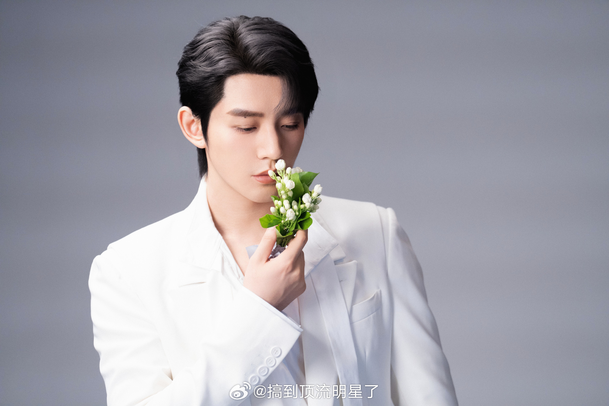 邓为这套白西装也太帅了，鲜花配美男，大中午的钻石姐姐就吃这么好[憧憬][憧憬][