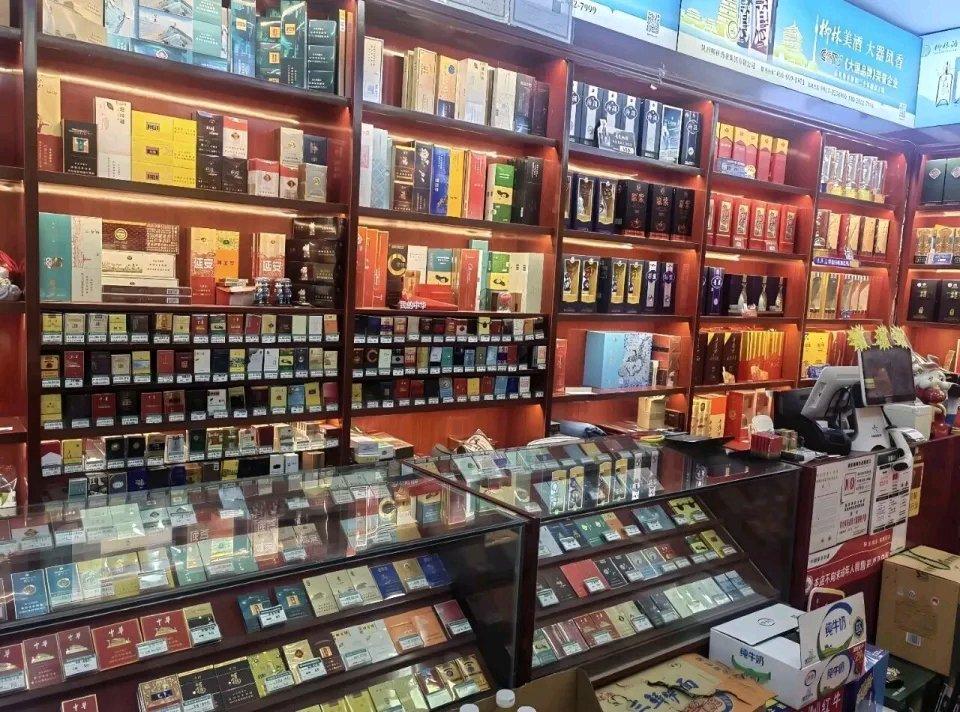 烟酒店曾经可是“躺赚”的生意，现在却成了亏本买卖。80后的张鹏13年前在山东开了