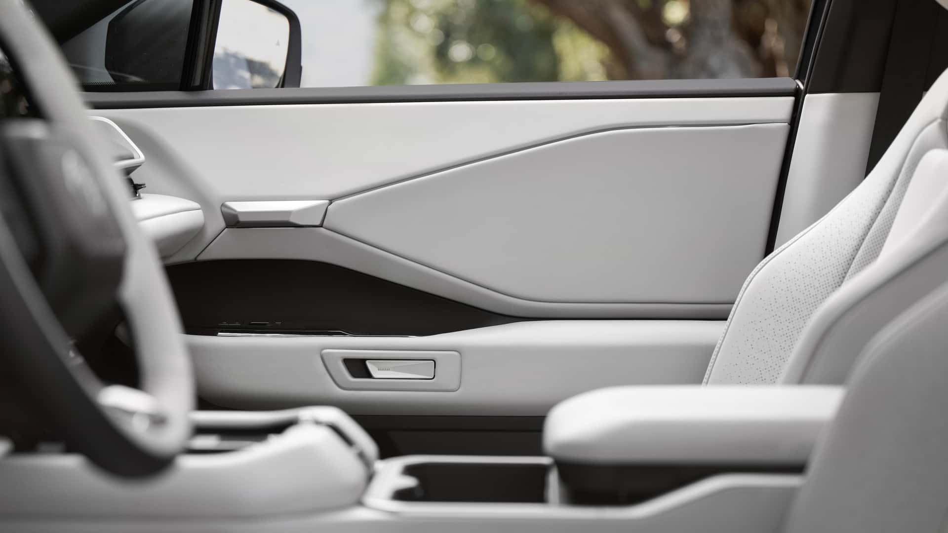 新的电动汉兰达，77度和95.8度两种电池。整体看着感觉还是油车思路的电动车，除