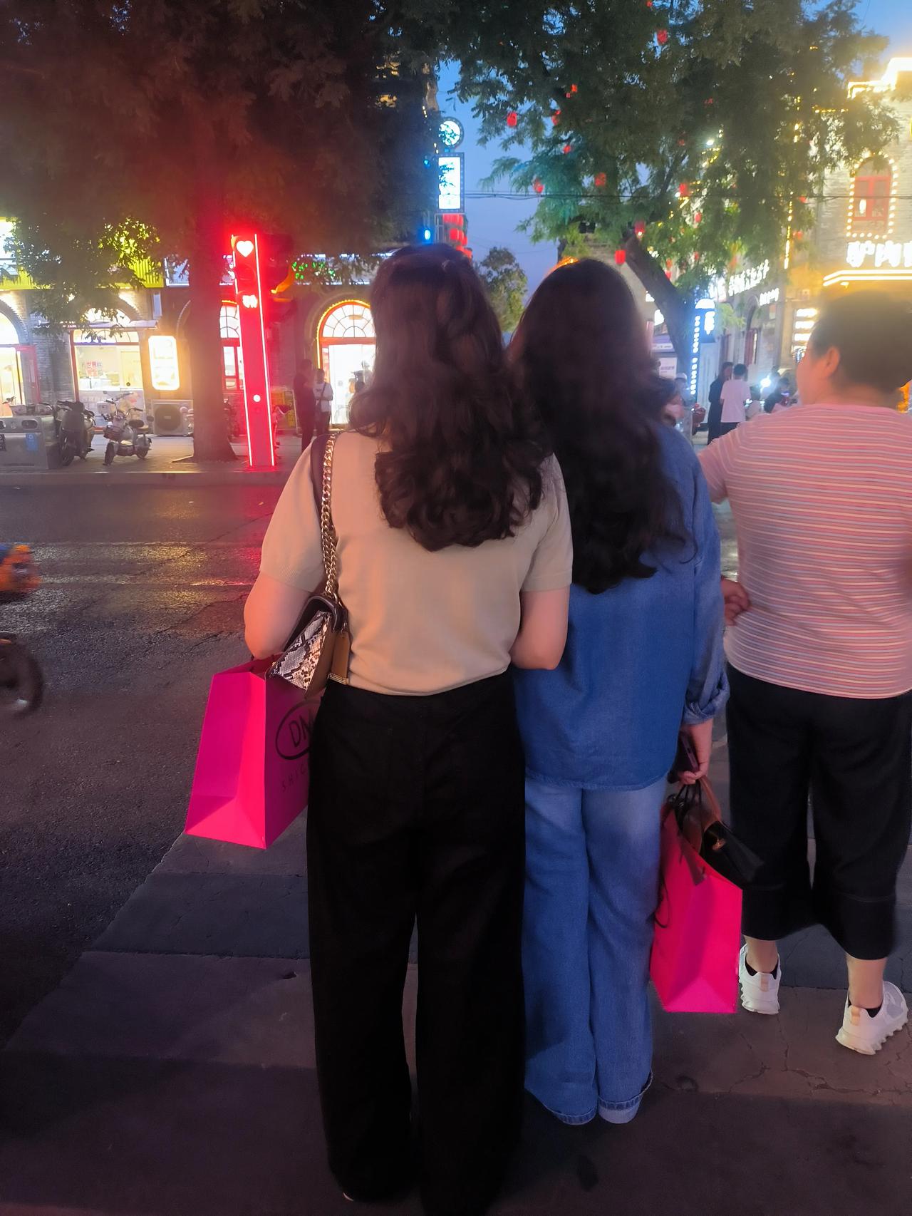 保定西大街偶遇外国游客，老牌古街该如何突破瓶颈

周日晚上到西大街溜达了一圈，走