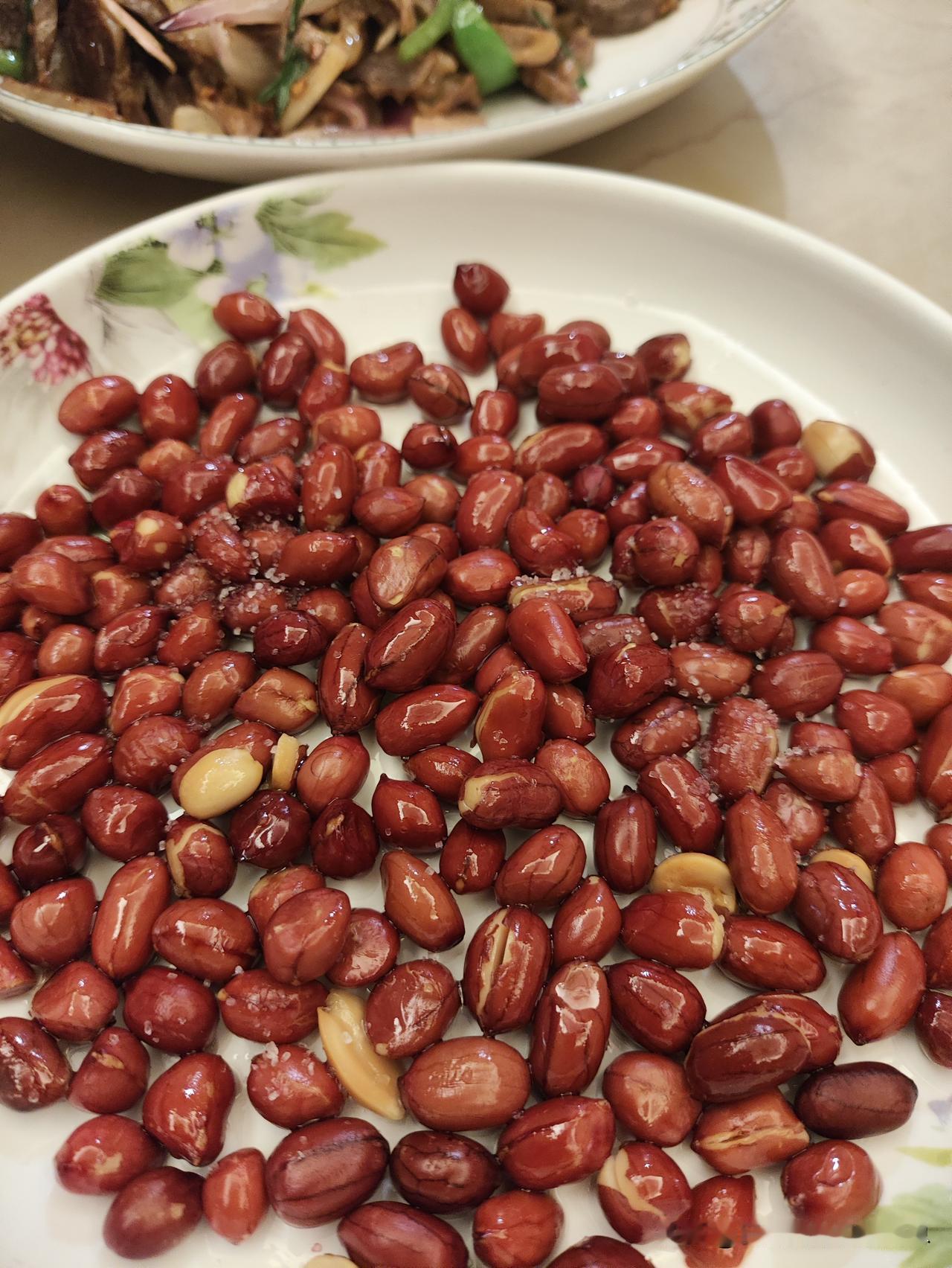 花生米
哈哈还有一个辣椒鸡胗
哈哈喝一点啤酒
味道赞
花生米趣味做法 花生米的成