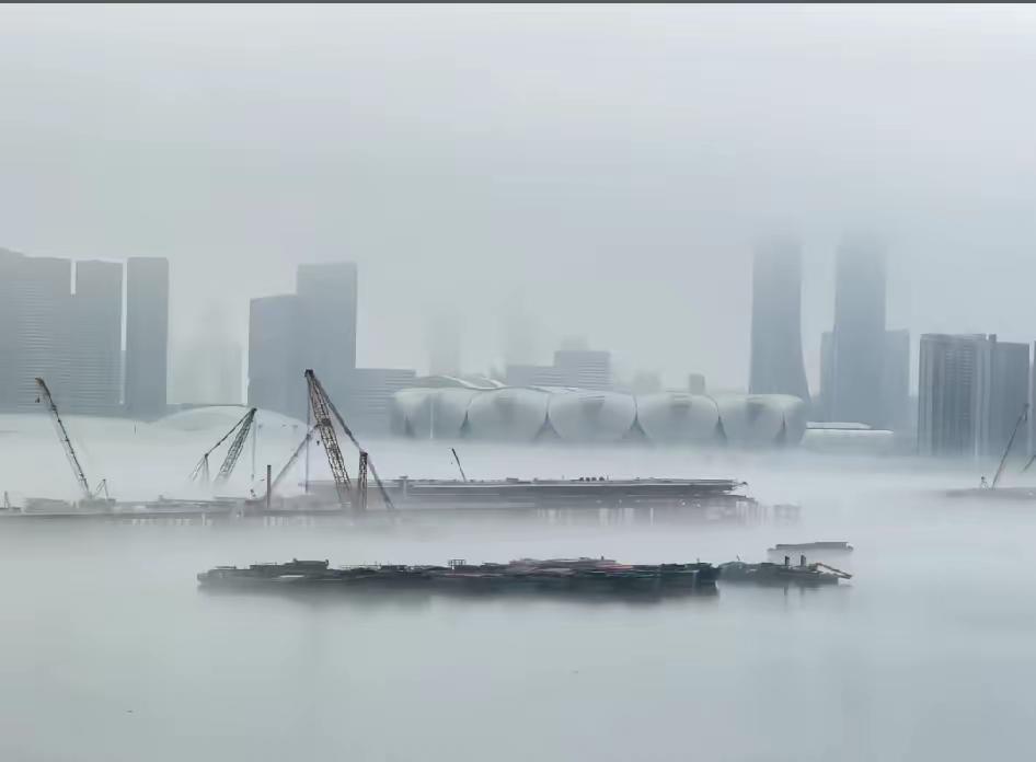 昨天的杭州钱塘江，云雾缭绕，宛若仙境。
原来杭州进入梅雨季，湿气非常重，江面上都