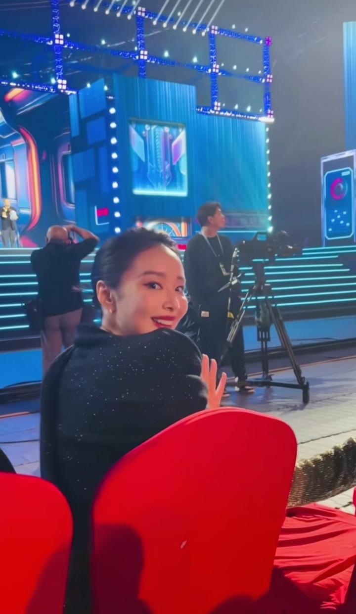 大嫂，渣渣辉，黄渤，小酒窝[赞][赞][赞][比心][比心][比心]高叶看她电视