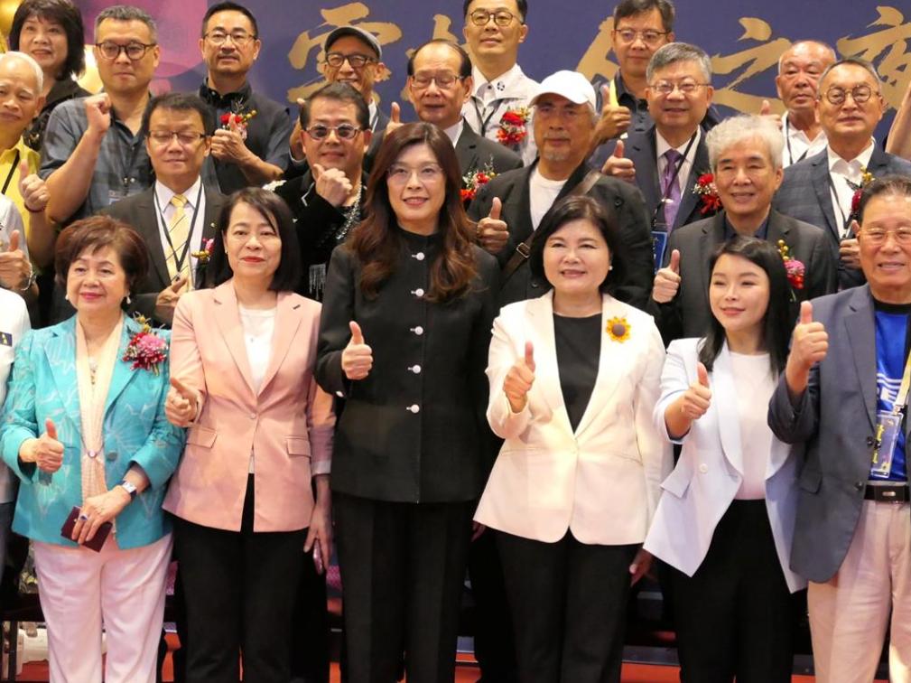 何其讽刺！郑丽文穿中山装大谈孙中山精神，
5月9日晚上，国民党主席郑丽文出席了云