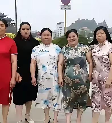你能想象吗？穿旗袍居然有各种“不能穿”的限制！什么胸太大不能穿、没有腰不能穿、扎