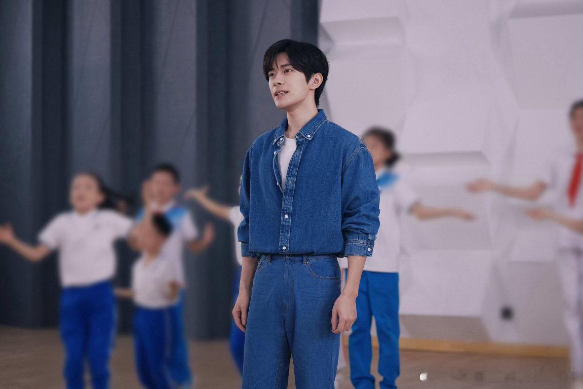 易烊千玺献唱空军招飞主题曲《飞行少年团》花絮 