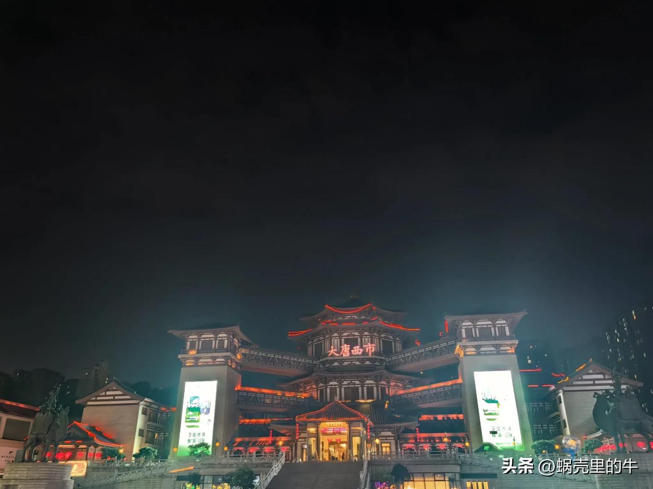 西安莲湖区加油💪

最近闲来无事，晚上偶尔散步，发现莲湖区在桃园路两侧、原火车
