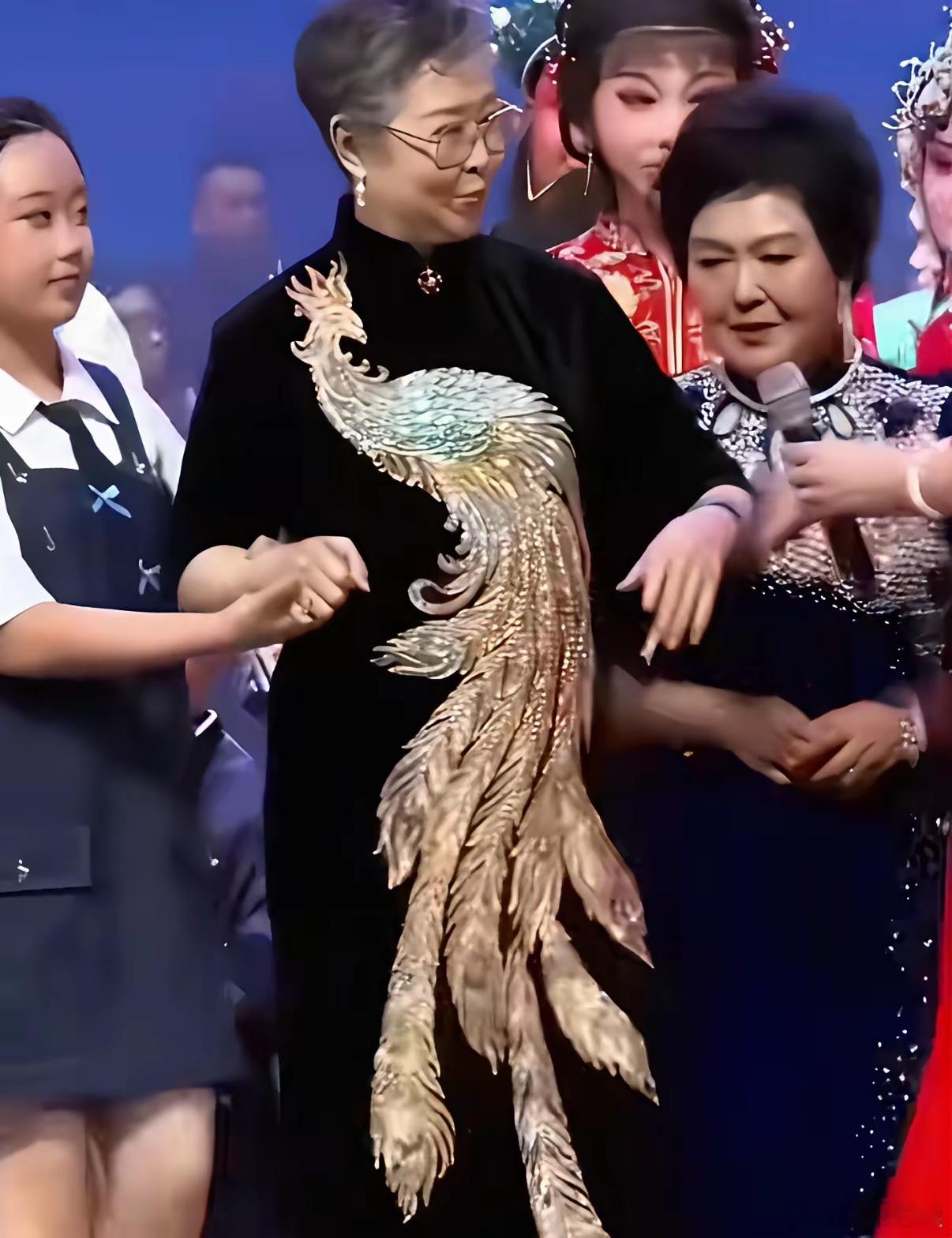 老艺术家功力深厚，比如肘击…… 