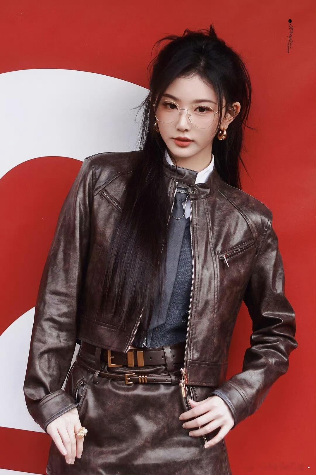 孔雪儿/金丝眼镜➕皮衣完全麻辣女教师 