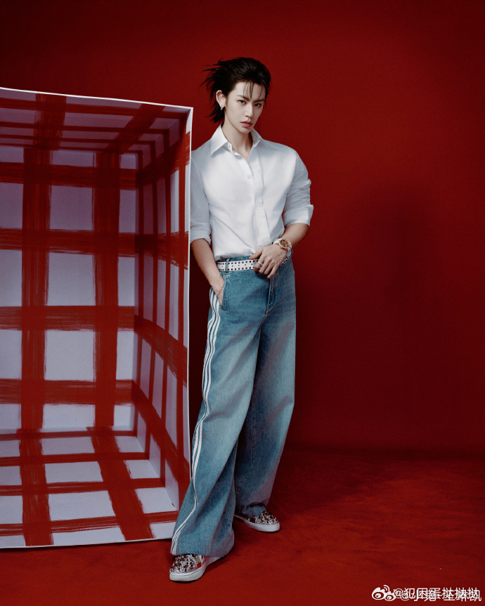 来看娱乐小鬼深v白衬衫这个小鬼一直在going深V白衬衫杀疯了！少年感秒变霸道熟