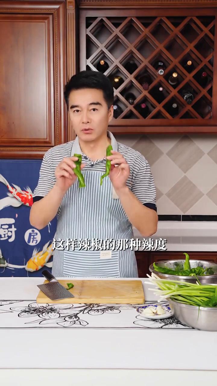 虎皮尖椒。
下酒菜有很多种，你喜欢的是什么？今天有两个朋友到家里边来找我喝点小酒