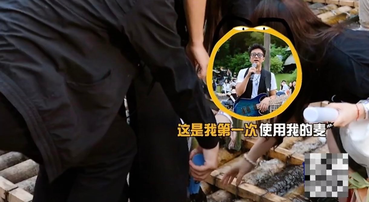 邓超麦克风掉水里了邓超录五哈还要赔钱笑不活了家人们！邓超五哈舞台蹦跳太投入，直接