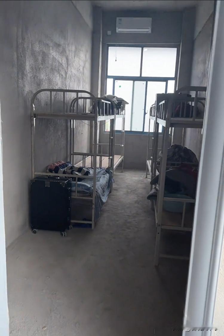 河南周口，一高中生家长送孩子来学校报到，可进入学生宿舍却完全傻眼了，上千名学生入