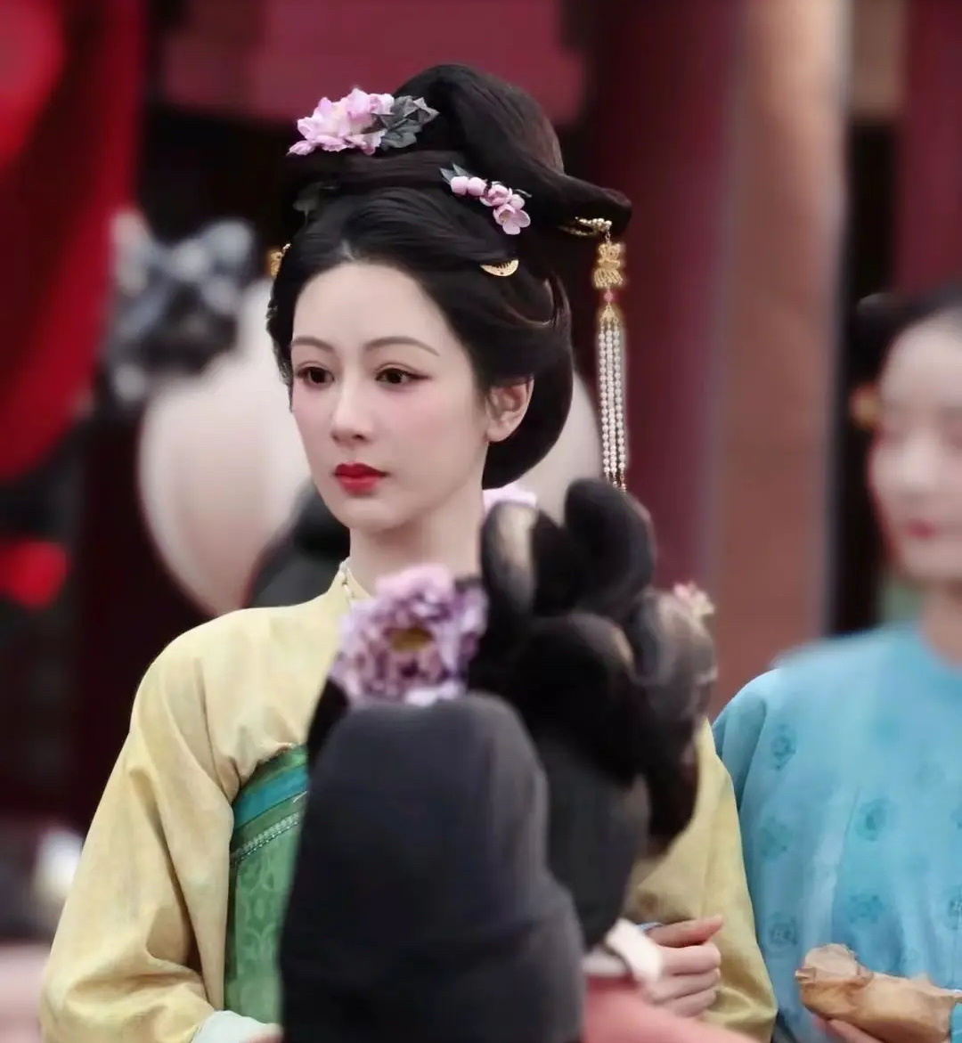 杨紫国色芳华的造型真的很不错，又有一部爆剧了 ​​​