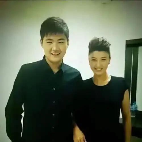 自己承认有新疆班的同学，妈妈公开说儿子读的新疆班，但中戏不承认！！！

这出罗生