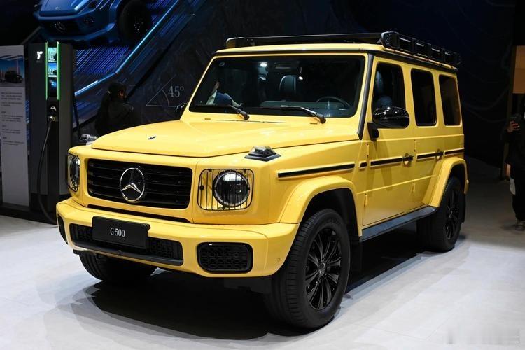 在BBA 阵营中，奔驰 始终保持更高的品牌溢价，其单车均价领先宝马 3.2万元、