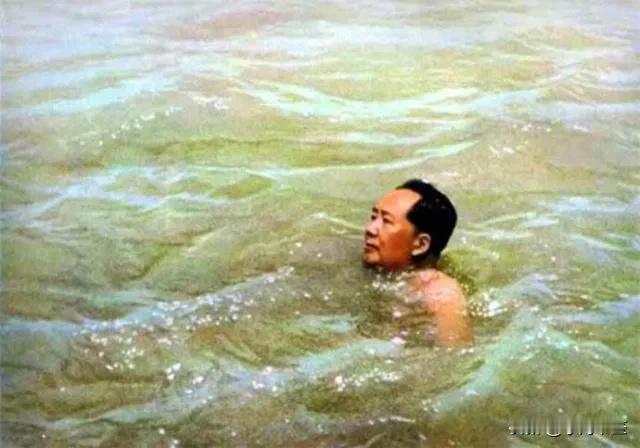 毛主席在青年时代就养成了冷水浴的习惯，数十年如一日地坚持下来，直到晚年时，也坚持