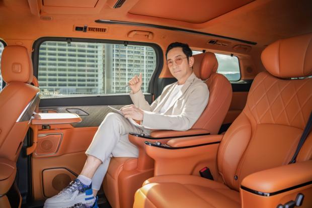 选车和变魔术有一个共同点：结果要经得起近距离审视。邓男子的魔术在镜头前零距离呈现