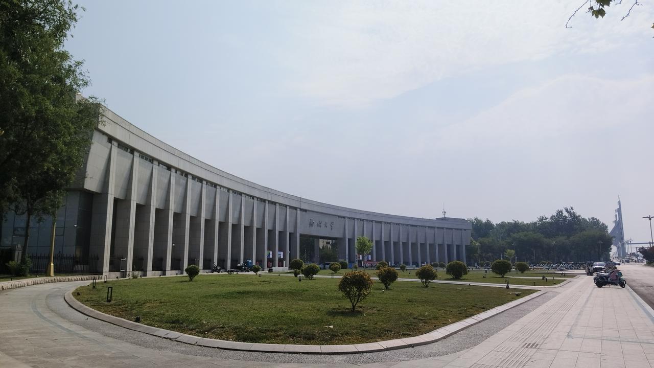 聊城大学2026级新生报到指南

一、 报到前准备：线上报到与物资筹备
新生入学